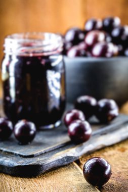 Jabuticaba (veya jaboticaba) reçeli, Brezilya 'nın Atlantik ormanlarına özgü üzümü ve Güney Amerika. Koruyucu madde ya da şeker olmadan reçel.