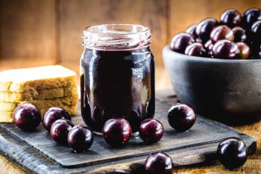 Jabuticaba (veya jaboticaba) reçeli, Brezilya 'nın Atlantik ormanlarına özgü üzümü ve Güney Amerika. Koruyucu madde ya da şeker olmadan reçel.