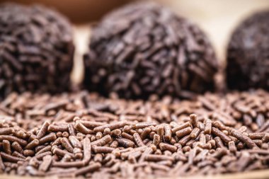 Çikolata parçacıkları, Brezilya Brigadeiro 'su ve çikolata parçacıkları yapmak için malzemeler. Arkaplanda bulanık çikolata