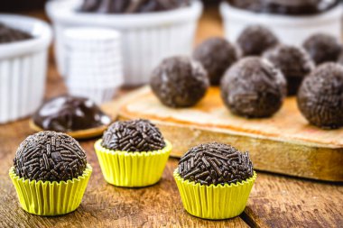 Brigadeiros ya da negrinhos, Brezilya 'da çocukların doğum günü partilerinin tipik tatlısı, etraflarında çikolata var. Brezilya mutfağı..