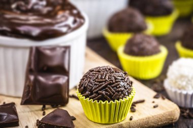 Brigadeiros ya da negrinhos, Brezilya 'da çocukların doğum günü partilerinin tipik tatlısı, etraflarında çikolata var. Brezilya mutfağı..