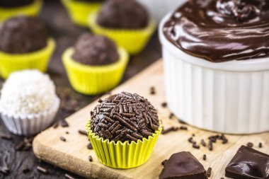 Brigadeiros ya da negrinhos, Brezilya 'da çocukların doğum günü partilerinin tipik tatlısı, etraflarında çikolata var. Brezilya mutfağı..