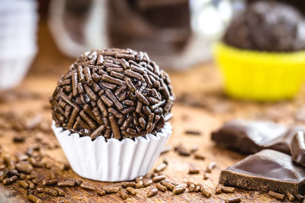 Brigadeiro Negrinho Typowa Brazylijska Bonbon Urodzinowa Wykonana Czekolady Mleka Skondensowanego — Zdjęcie stockowe