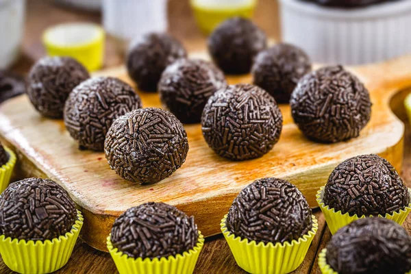 Brigadeiro Tradicional Iguaria Brasileira Feita Leite Condensado Cacau Manteiga Grânulos — Fotografia de Stock