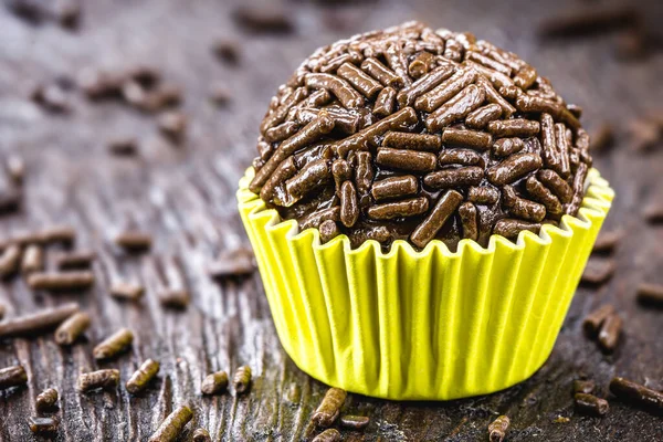 Brigadeiro Negrinho Typowa Brazylijska Bonbon Urodzinowa Wykonana Czekolady Mleka Skondensowanego — Zdjęcie stockowe