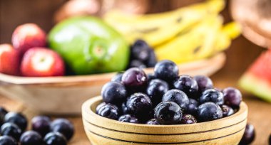 Jaboticaba ya da Jabuticaba, Brezilya ve Güney Amerika meyveleri, kırsal ahşap bir sepetin içinde. Tatlılarda, jölelerde, içeceklerde ve tıbbi kullanımlarda kullanılan meyveler.