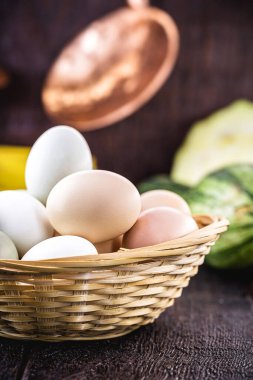 Renkli Brezilya yumurtası, tavuklardan beslenen sadece sebze kaynaklı diyetler, kimyasal katkı maddeleri olmayan organik yiyecekler.