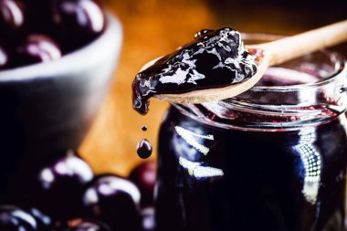 Kaşıktan bir damla reçel damlıyor. Brezilya üzümlü jöle, jaboticaba veya jabuticaba denir.