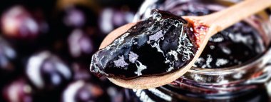 jabuticaba (ya da jaboticaba) jöle, ahşap kaşığa yakın çekim, tatlılar ve içeceklerde kullanılan Latin Amerika üzümü.