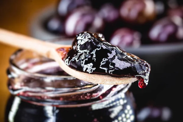 jabuticaba (ya da jaboticaba) jöle, ahşap kaşığa yakın çekim, tatlılar ve içeceklerde kullanılan Latin Amerika üzümü.