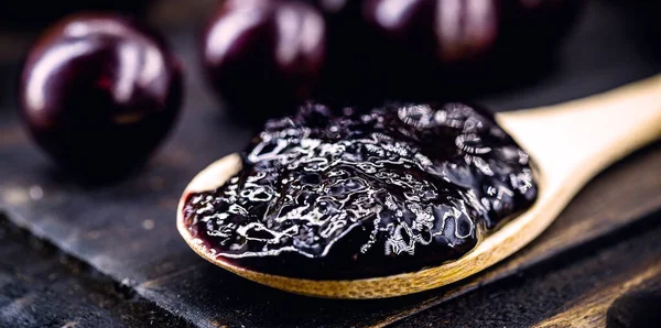 Roti Panggang Dengan Selai Anggur Meja Kayu Pedesaan Jabuticaba Buah — Stok Foto