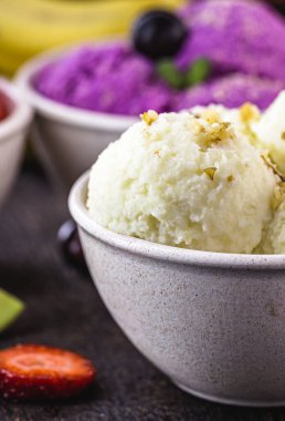 Geri dönüştürülmüş plastik kapta muz dondurması ve meyveler.