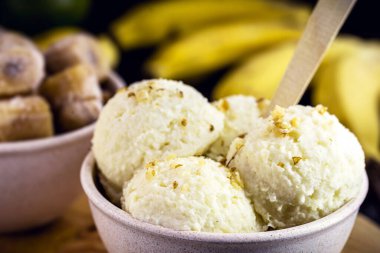 Koruyucuları olmayan doğal muzlu dondurma. Geri dönüştürülmüş plastik kapta organik meyveli gurme buzlu tatlı.