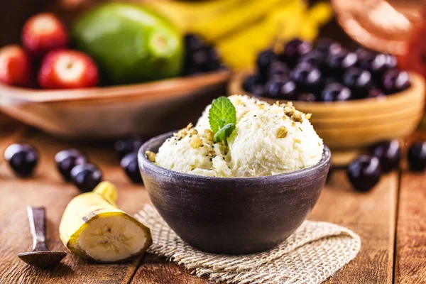 Helado Plátano Natural Sin Conservantes Con Frutas Tropicales Brasileñas Fondo — Foto de Stock