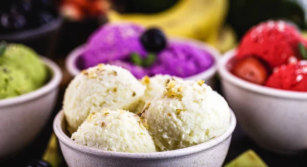 Helado Plátano Maceta Plástico Reciclado Con Frutas Alrededor — Foto de Stock