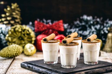Sıcak eggnog tipik Noel 'dir. Tüm dünyada yumurta ve alkole dayanır. Eggnog, Yaşlı Adam 'ın sütü, sütü ve pisko, momo cola, coquito veya Crme de Vie veya Eierlikr