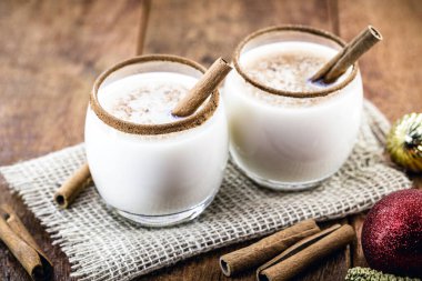 Sıcak, geleneksel Noel eggnog rendelenmiş hindistan cevizi ve tarçınlı.