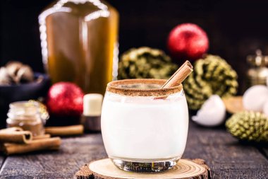 Sıcak eggnog tipik Noel 'dir. Tüm dünyada yumurta ve alkole dayanır. Eggnog, Yaşlı Adam 'ın sütü, sütü ve pisko, momo cola, coquito veya Crme de Vie veya Eierlikr