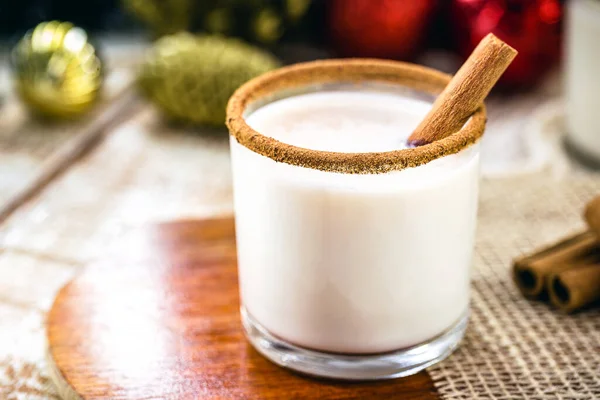 Varm Traditionell Juläggtoddy Med Riven Muskot Och Kanel — Stockfoto