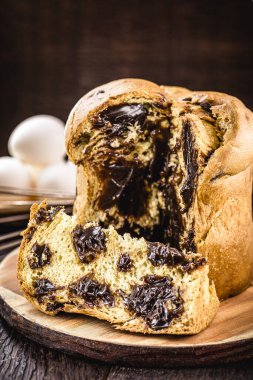 Dilimlenmiş panet, ekmek ya da Noel pastası. Çikolatayla doldurulmuş. Brezilya ve İtalya 'nın tipik Noel' i..