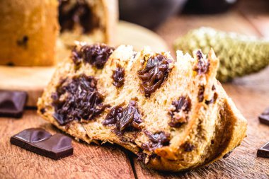 Bir dilim panettone, ev yapımı çikolata parçacıkları. Tipik Noel pastası, çikolatalı pasta da denir.
