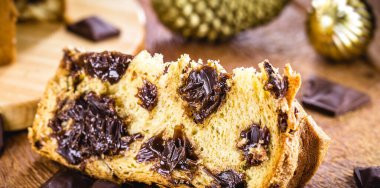 Bir dilim panettone, ev yapımı çikolata parçacıkları. Tipik Noel pastası, çikolatalı pasta da denir.