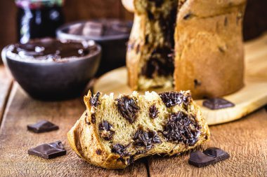 Bir dilim panettone, ev yapımı çikolata parçacıkları. Tipik Noel pastası, çikolatalı pasta da denir.
