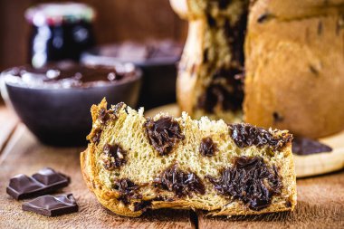 Bir dilim panettone, ev yapımı çikolata parçacıkları. Tipik Noel pastası, çikolatalı pasta da denir.