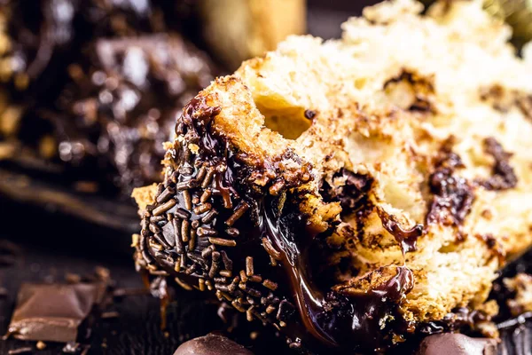 Большой Кусок Шоколадного Панеттона Типичный Бразильский Десерт Деревенском Деревянном Столе — стоковое фото