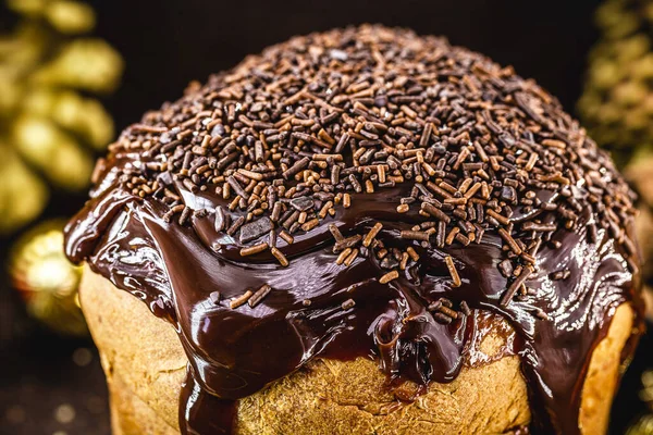 Çikolata ve çikolata parçacıklarıyla kaplı ev yapımı panettone. Çikolata deniyor. Tatlı olarak sunulan Noel ekmeği, doldurulmuş ve çikolataya bulanmıştı.