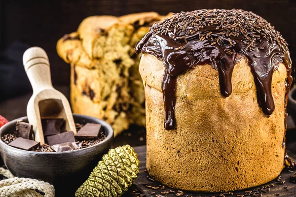 Çikolata ve çikolata parçacıklarıyla kaplı ev yapımı panettone. Çikolata deniyor. Tatlı olarak sunulan Noel ekmeği, doldurulmuş ve çikolataya bulanmıştı.
