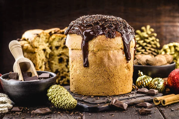 Panettone Casero Cubierto Chocolate Salpicaduras Llamado Chocotone Pan Navidad Servido — Foto de Stock