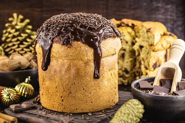Çikolata ve çikolata parçacıklarıyla kaplı ev yapımı panettone. Çikolata deniyor. Tatlı olarak sunulan Noel ekmeği, doldurulmuş ve çikolataya bulanmıştı.