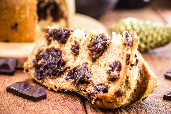 Bir dilim panettone, ev yapımı çikolata parçacıkları. Tipik Noel pastası, çikolatalı pasta da denir.