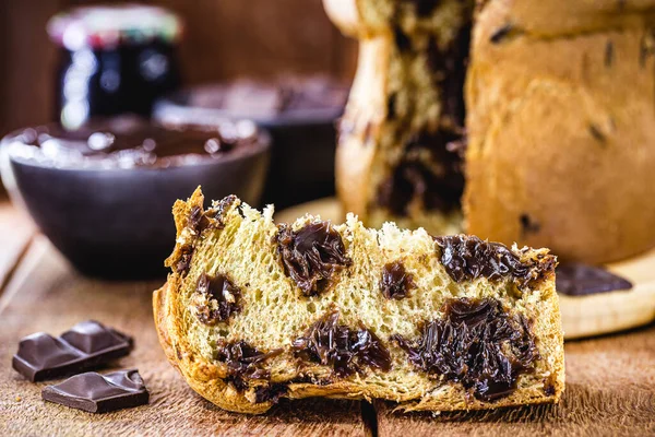 Bir dilim panettone, ev yapımı çikolata parçacıkları. Tipik Noel pastası, çikolatalı pasta da denir.