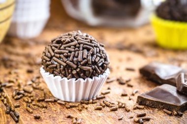 Brigadeiro ya da negrinho olarak bilinen Brezilya 'nın tipik bonbonu çikolata ve şeker katmanından yapılmıştır..
