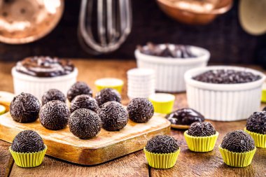 Brigadeiro, Brezilya mutfağının tipik bir tatlısıdır ve doğum günü partilerine katılır. Rio Grande do Sul 'da Negrinho adıyla da bilinir.