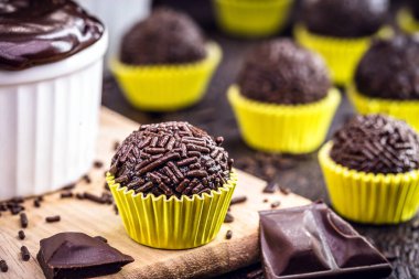 Brigadeiro, Brezilya mutfağının tipik bir tatlısıdır ve doğum günü partilerine katılır. Rio Grande do Sul 'da Negrinho adıyla da bilinir.