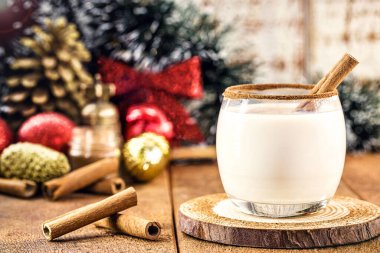 Sıcak eggnog tipik Noel 'dir. Tüm dünyada yumurta ve alkole dayanır. Eggnog, Yaşlı Adam sütü, süt ve pisko, momo kola, coquito veya Crme de Vie veya Eierlikr.