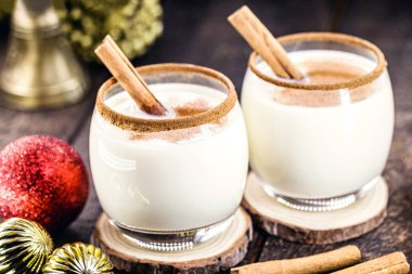 Sıcak eggnog tipik Noel 'dir. Tüm dünyada yumurta ve alkole dayanır. Eggnog, Yaşlı Adam sütü, süt ve pisko, momo kola, coquito veya Crme de Vie veya Eierlikr..
