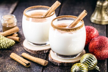 Eggnog ya da alkollü eggnog, Amerika kökenli bir alkollü içecek veya Noel yemeğinde servis edilen bir kokteyl.