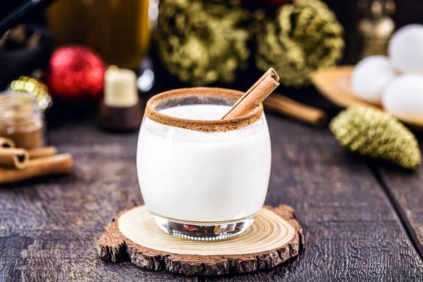 Sıcak eggnog tipik Noel 'dir. Tüm dünyada yumurta ve alkole dayanır. Eggnog, Yaşlı Adam sütü, süt ve pisko, momo kola, coquito veya Crme de Vie veya Eierlikr.
