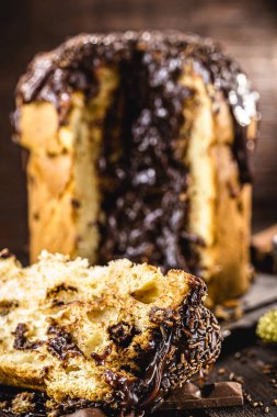 Ev yapımı çikolatalı panettone dilimi, dakik odaklanma, Brezilya ve İtalya gibi bazı ülkelerde tipik Noel tatlısı