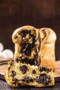 Ev yapımı çikolatalı panettone dilimi, dakik odaklanma, Brezilya ve İtalya gibi bazı ülkelerde tipik Noel tatlısı