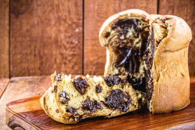 Ev yapımı çikolatalı panettone dilimi, dakik odaklanma, Brezilya ve İtalya gibi bazı ülkelerde tipik Noel tatlısı