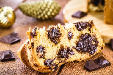 Ev yapımı çikolatalı panettone dilimi, dakik odaklanma, Brezilya ve İtalya gibi bazı ülkelerde tipik Noel tatlısı
