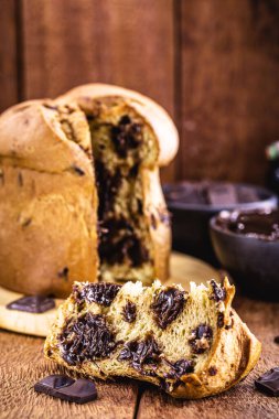 Ev yapımı çikolatalı panettone dilimi, dakik odaklanma, Brezilya ve İtalya gibi bazı ülkelerde tipik Noel tatlısı