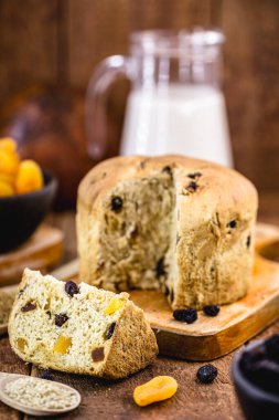 Büyük bir dilim vegan panettone, glütensiz, biyolojik maya, kurutulmuş şeker ve hindistan cevizi sütüyle yapılır. Sağlıklı ev yapımı Noel şekeri