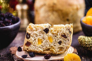 Büyük bir dilim panettone, tipik şekerli meyve ekmeği, Brezilya ve İtalyan Noel tatlısı.