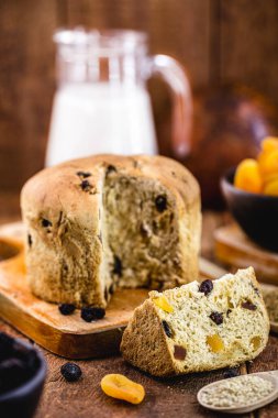 Glütensiz vegan panettone, kuru maya, kurutulmuş şeker ve sebze sütüyle yapılır. Vejetaryen Noel 'i, vejetaryen tatlı